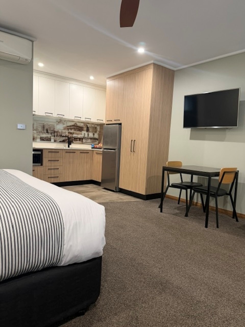 Deluxe King kitchenette and dining area